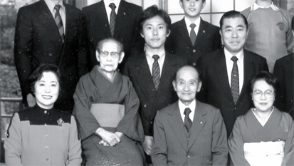 前列左から昌子、志やう、仁三郎、幸子。後列左から浩司、晃平